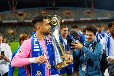 Diogo Costa Supertaca Candido de Oliveira 2024 maçında Portekiz 'in Aveiro kentindeki Estadio Municipal de Aveiro takımları arasında kutlama yaparken görüldü (Maciej Rogowski)