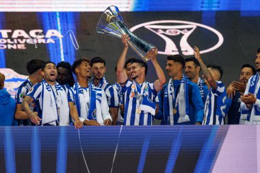 Portekiz 'in Estadio Municipal de Aveiro şehrinde (Maciej Rogowski) Sporting CP ve FC Porto takımları arasında oynanan Supertaca Candido de Oliveira 2024 maçında Porto oyuncuları (Stephen Eustaquio ile kupa) kutlama yaparken görüldü.)