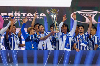 Portekiz 'in Estadio Municipal de Aveiro kentindeki Sporting CP ve FC Porto takımları arasında oynanan Supertaca Candido de Oliveira 2024 maçında Porto oyuncuları (Alan Varela ödüllü) kutlama yaparken görüldü (Maciej Rogowski).)