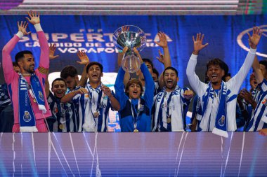 Portekiz 'in Estadio Municipal de Aveiro şehrinde bulunan Sporting CP ve FC Porto takımları arasında oynanan Supertaca Candido de Oliveira 2024 maçında Porto oyuncuları (Rodrigo Mora ile kupa) kutlama yaparken görüldü (Maciej Rogowski).)
