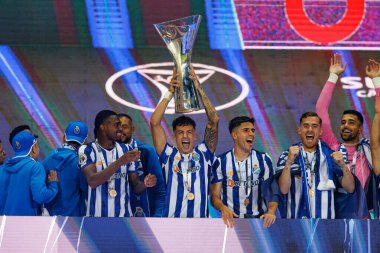 Portekiz 'in Estadio Municipal de Aveiro şehrinde bulunan Sporting CP ve FC Porto takımları arasında oynanan Supertaca Candido de Oliveira 2024 maçında Porto oyuncuları (İvan Jaime kupayla) kutlama yaparken görüldü (Maciej Rogowski))