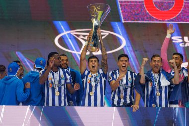 Portekiz 'in Estadio Municipal de Aveiro şehrinde bulunan Sporting CP ve FC Porto takımları arasında oynanan Supertaca Candido de Oliveira 2024 maçında Porto oyuncuları (İvan Jaime kupayla) kutlama yaparken görüldü (Maciej Rogowski))