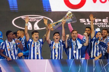 Portekiz 'in Estadio Municipal de Aveiro şehrinde (Maciej Rogowski) Sporting CP ve FC Porto takımları arasında oynanan Supertaca Candido de Oliveira 2024 maçında Porto oyuncuları (Fran Navarro with Trophy) kutlama yaparken görüldü.)