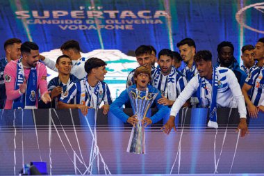 Portekiz 'in Estadio Municipal de Aveiro şehrinde bulunan Sporting CP ve FC Porto takımları arasında oynanan Supertaca Candido de Oliveira 2024 maçında Porto oyuncuları (Rodrigo Mora ile kupa) kutlama yaparken görüldü (Maciej Rogowski).)