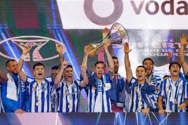 Portekiz 'in Estadio Municipal de Aveiro şehrinde (Maciej Rogowski) Sporting CP ve FC Porto takımları arasında oynanan Supertaca Candido de Oliveira 2024 maçında Porto oyuncuları (Toni Martinez ödüllü) kutlama yaparken görüldü (Maciej Rogowski))