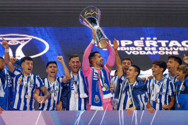 Portekiz 'in Estadio Municipal de Aveiro şehrinde (Maciej Rogowski) Sporting CP ve FC Porto takımları arasında oynanan Supertaca Candido de Oliveira 2024 maçında Porto oyuncuları (Diogo Costa with Trophy) kutlama yaparken görüldü.)