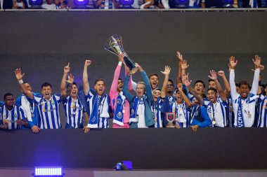 Porto oyuncuları ve çalışanları, Portekiz 'in Estadio Municipal de Aveiro kentindeki Sporting CP ve FC Porto takımları arasında oynanan Supertaca Candido de Oliveira 2024 maçında kutlama yaparken görüldü (Maciej Rogowski))