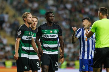 Portekiz 'in başkenti Estadio Municipal de Aveiro' da bulunan Sporting CP ve FC Porto takımları arasında oynanan Supertaca Candido de Oliveira 2024 maçında Morten Hjulmand, Ousmane Diomande (Maciej Rogowski))