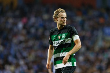 Portekiz 'in Estadio Municipal de Aveiro kentinde bulunan Sporting CP ve FC Porto takımları arasında oynanan Supertaca Candido de Oliveira 2024 maçı sırasında Morten Hjulmand (Maciej Rogowski)
