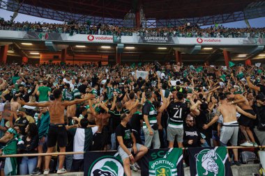 Supertaca Candido de Oliveira 2024 maçında Estadio Municipal de Aveiro, Portekiz 'deki Sporting taraftarları (Maciej Rogowski)