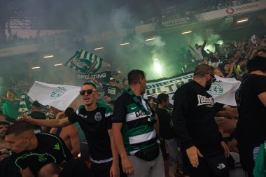 Supertaca Candido de Oliveira 2024 maçında Portekiz 'in Aveiro şehrinde bulunan Estadio Municipal de Aveiro' da oynayan Sporting taraftarları (Maciej Rogowski)