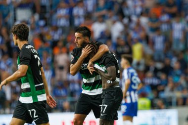 Goncalo Inacio ve Geovany Quenda, Portekiz 'in başkenti Estadio Municipal de Aveiro' da bulunan Sporting CP ve FC Porto takımları arasında oynanan Supertaca Candido de Oliveira 2024 maçında attıkları golü kutluyorlar (Maciej Rogowski)