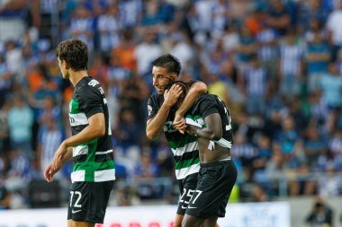 Goncalo Inacio ve Geovany Quenda, Portekiz 'in başkenti Estadio Municipal de Aveiro' da bulunan Sporting CP ve FC Porto takımları arasında oynanan Supertaca Candido de Oliveira 2024 maçında attıkları golü kutluyorlar (Maciej Rogowski)