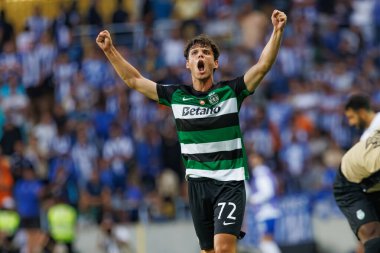 Eduardo Quaresma, Estadio Municipal de Aveiro, Portekiz 'deki Sporting CP ve FC Porto takımları arasında oynanan Supertaca Candido de Oliveira 2024 maçında attığı golü kutlar.)
