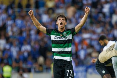 Eduardo Quaresma, Estadio Municipal de Aveiro, Portekiz 'deki Sporting CP ve FC Porto takımları arasında oynanan Supertaca Candido de Oliveira 2024 maçında attığı golü kutlar.)