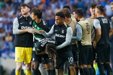 Portekiz 'in başkenti Estadio Municipal de Aveiro' da bulunan Sporting CP ve FC Porto takımları arasında oynanan Supertaca Candido de Oliveira 2024 maçında gol attıktan sonra takım ile kutlama yapar (Maciej Rogowski).)