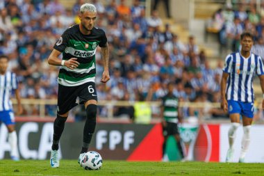 Supertaca Candido de Oliveira 2024 maçında Portekiz 'in Estadio Municipal de Aveiro kentinde bulunan Sporting CP ve FC Porto takımları arasında Zeno Münazarası (Maciej Rogowski))