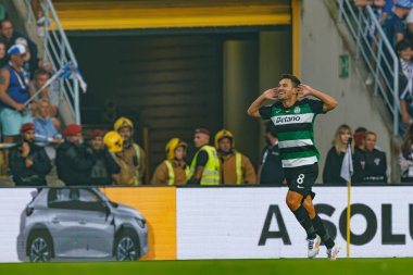 Pedro Goncalves, Portekiz 'in Estadio Municipal de Aveiro kentinde bulunan Sporting CP ve FC Porto takımları arasında oynanan Supertaca Candido de Oliveira 2024 maçında gol attıktan sonra bunu kutluyor (Maciej Rogowski))