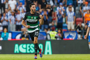 Goncal Inacio, Portekiz 'in Estadio Municipal de Aveiro kentindeki Sporting CP ve FC Porto takımları arasında oynanan Supertaca Candido de Oliveira 2024 maçında attığı golü kutlar.)