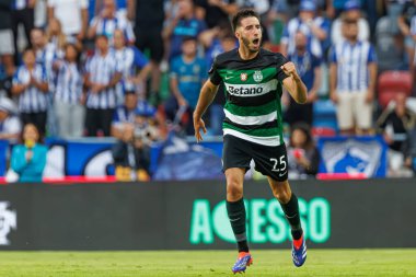 Goncal Inacio, Portekiz 'in Estadio Municipal de Aveiro kentindeki Sporting CP ve FC Porto takımları arasında oynanan Supertaca Candido de Oliveira 2024 maçında attığı golü kutlar.)