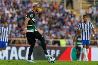 Supertaca Candido de Oliveira 2024 maçında Portekiz 'in Estadio Municipal de Aveiro kentinde bulunan Sporting CP ve FC Porto takımları arasında Zeno Münazarası (Maciej Rogowski))