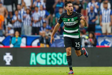 Goncal Inacio, Portekiz 'in Estadio Municipal de Aveiro kentindeki Sporting CP ve FC Porto takımları arasında oynanan Supertaca Candido de Oliveira 2024 maçında attığı golü kutlar.)