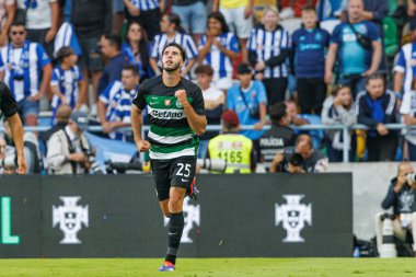 Goncal Inacio, Portekiz 'in Estadio Municipal de Aveiro kentindeki Sporting CP ve FC Porto takımları arasında oynanan Supertaca Candido de Oliveira 2024 maçında attığı golü kutlar.)