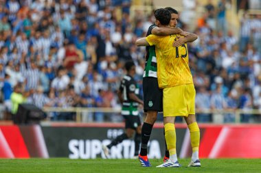 Portekiz 'in başkenti Estadio Municipal de Aveiro' da bulunan Sporting CP ve FC Porto takımları arasında oynanan Supertaca Candido de Oliveira 2024 maçında Goncalo Inacio, Vladan Kovaceviç (Maciej Rogowski))