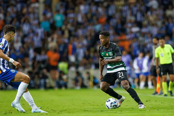 Cin Catamo Supertaca Candido de Oliveira 2024 maçında Estadio Municipal de Aveiro, Portekiz 'deki Sporting CP ve FC Porto takımları arasında (Maciej Rogowski)