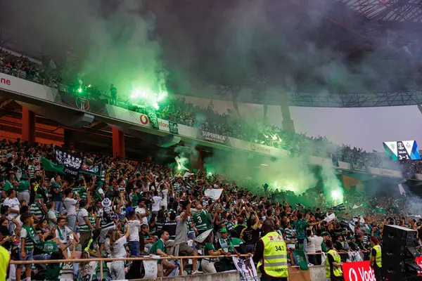 Supertaca Candido de Oliveira 2024 maçında Portekiz 'in Aveiro şehrinde bulunan Estadio Municipal de Aveiro' da oynayan Sporting taraftarları (Maciej Rogowski)