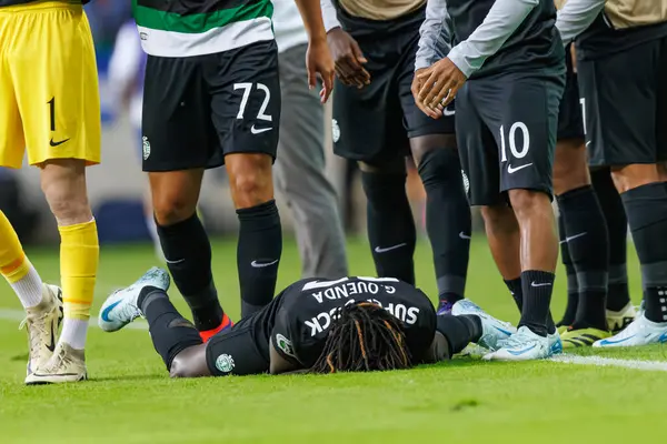 Portekiz 'in başkenti Estadio Municipal de Aveiro' da bulunan Sporting CP ve FC Porto takımları arasında oynanan Supertaca Candido de Oliveira 2024 maçında gol attıktan sonra, Geovany Quenda bunu kutlar.)