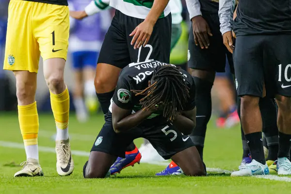 Portekiz 'in başkenti Estadio Municipal de Aveiro' da bulunan Sporting CP ve FC Porto takımları arasında oynanan Supertaca Candido de Oliveira 2024 maçında gol attıktan sonra, Geovany Quenda bunu kutlar.)