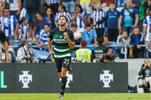 Goncal Inacio, Portekiz 'in Estadio Municipal de Aveiro kentindeki Sporting CP ve FC Porto takımları arasında oynanan Supertaca Candido de Oliveira 2024 maçında attığı golü kutlar.)