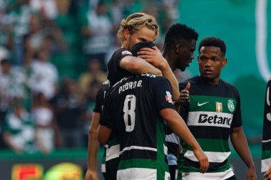 Pedro Goncalves, Estadio Jose Alvalade 'de (Maciej Rogowski) oynayan Sporting CP ve Rio Ave FC takımları arasında oynanan Liga Portekiz maçı sırasında Morten Hjulmand ile attığı golü kutluyor.)