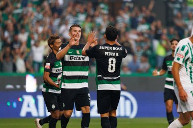 Pedro Goncalves, Estadio Jose Alvalade 'deki (Maciej Rogowski) Sporting CP ve Rio Ave FC takımları arasında oynanan Liga Portekiz maçı sırasında Viktor Gyokeres ile attığı golü kutluyor.)