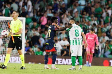 Estadio Benito Villamarin 'de Real Betis Balompie ve Girona FC takımları arasındaki LaLiga EASPORTS maçı sırasında Gabiel Misehouy, Nabil Fekir (Maciej Rogowski)