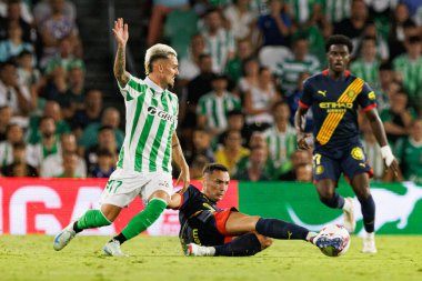 Rodri Sanchez, Iker Almena LaLiga EASPORTS maçı sırasında Real Betis Balompie ve Girona FC takımları arasında Estadio Benito Villamarin 'de (Maciej Rogowski)