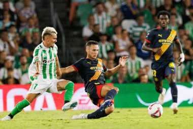 Rodri Sanchez, Iker Almena LaLiga EASPORTS maçı sırasında Real Betis Balompie ve Girona FC takımları arasında Estadio Benito Villamarin 'de (Maciej Rogowski)