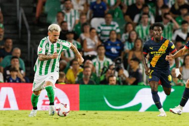 Estadio Benito Villamarin 'de Real Betis Balompie ve Girona FC takımları arasındaki LaLiga EASPORTS maçı sırasında Rodri Sanchez (Maciej Rogowski)