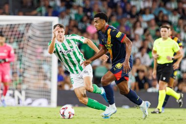Estadio Benito Villamarin 'de Real Betis Balompie ve Girona FC takımları arasındaki LaLiga EASPORTS maçı sırasında Jhon Solis (Maciej Rogowski)