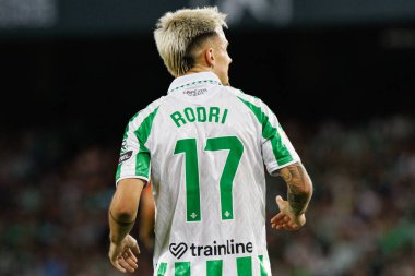 Estadio Benito Villamarin 'de Real Betis Balompie ve Girona FC takımları arasındaki LaLiga EASPORTS maçı sırasında Rodri Sanchez (Maciej Rogowski)