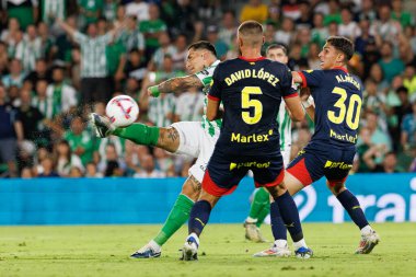 Chimy Avila, David Lopez, Iker Almena LaLiga EASPORTS maçı sırasında Real Betis Balompie ve Girona FC takımları arasında Estadio Benito Villamarin 'de (Maciej Rogowski)