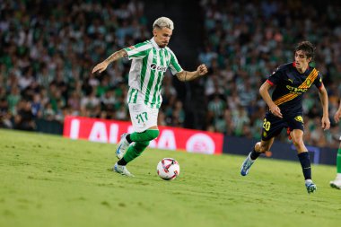 Estadio Benito Villamarin 'de Real Betis Balompie ve Girona FC takımları arasındaki LaLiga EASPORTS maçı sırasında Rodri Sanchez (Maciej Rogowski)