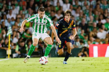 Marc Bartra, Bryan Gil LaLiga EASPORTS maçı sırasında Real Betis Balompie ve Girona FC takımları arasında Estadio Benito Villamarin (Maciej Rogowski)