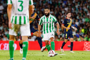 Oriol Romeu, Nabil Fekir LaLiga EASPORTS maçı sırasında Real Betis Balompie ve Girona FC takımları arasında Estadio Benito Villamarin 'de (Maciej Rogowski)