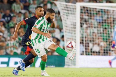 Yangel Herrera, Nabil Fekir LaLiga EASPORTS maçı sırasında Real Betis Balompie ve Girona FC takımları arasında Estadio Benito Villamarin 'de (Maciej Rogowski)