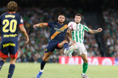 David Lopez, Aitor Ruibal LaLiga EASPORTS maçında Real Betis Balompie ve Girona FC takımları arasında Estadio Benito Villamarin 'de (Maciej Rogowski)