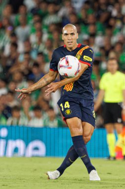 Oriol Romeu LaLiga EASPORTS maçı sırasında Real Betis Balompie ve Girona FC takımları arasında Estadio Benito Villamarin 'de (Maciej Rogowski)