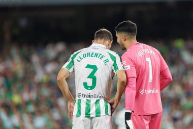 Diego Llorente, Rui Silva LaLiga EASPORTS maçında Real Betis Balompie ve Girona FC takımları arasında Estadio Benito Villamarin (Maciej Rogowski)