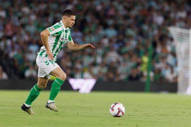 Estadio Benito Villamarin 'de Real Betis Balompie ve Girona FC takımları arasındaki LaLiga EASPORTS maçı sırasında Romain Perraud (Maciej Rogowski)